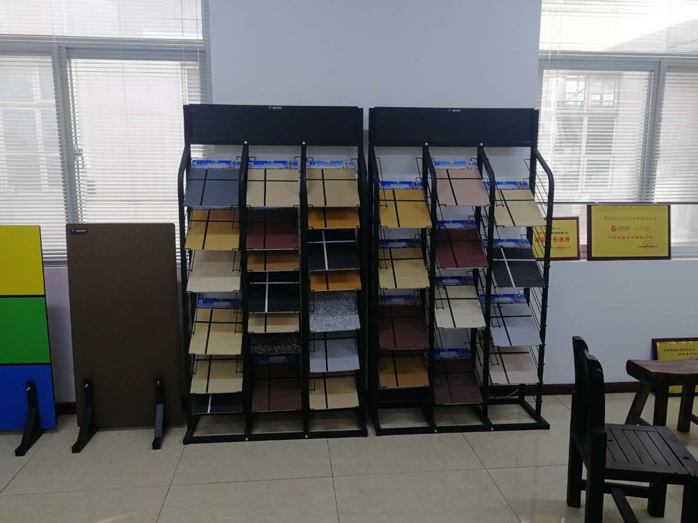 ?冠晶石和水包砂外墻涂料的區(qū)別，你知道多少